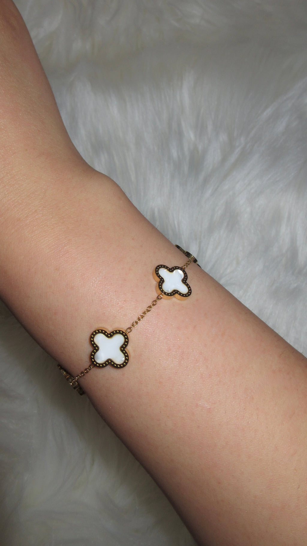 Gold/weißes Armband mit Kleeblatt-Elementen