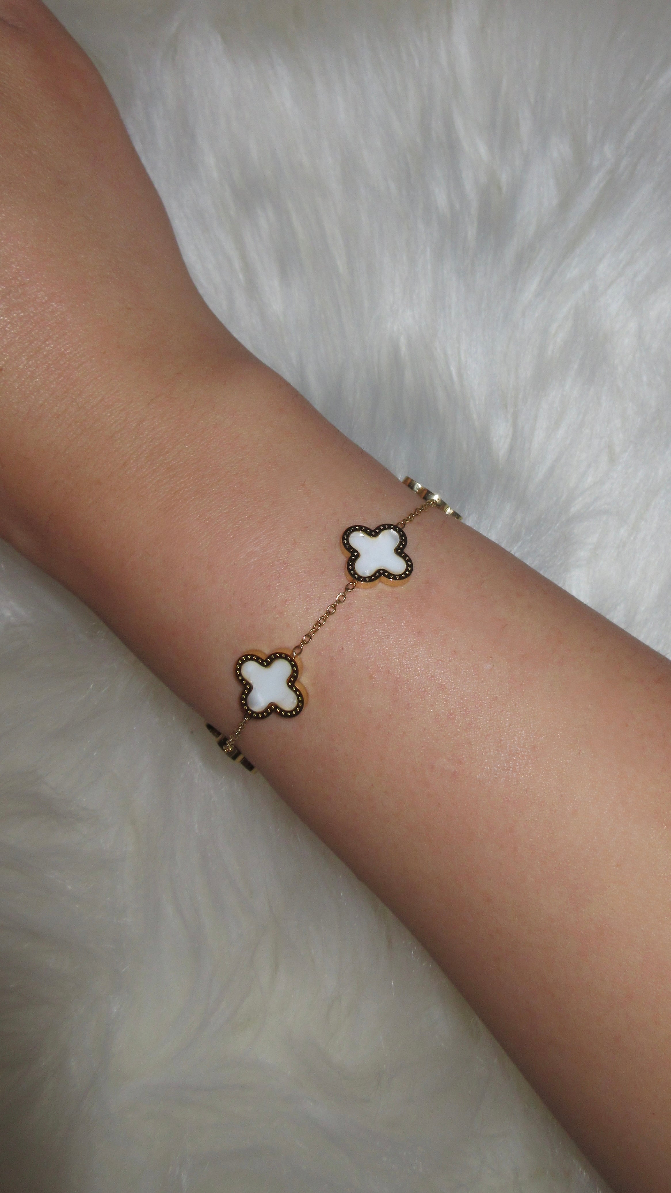 Gold/weißes Armband mit Kleeblatt-Elementen