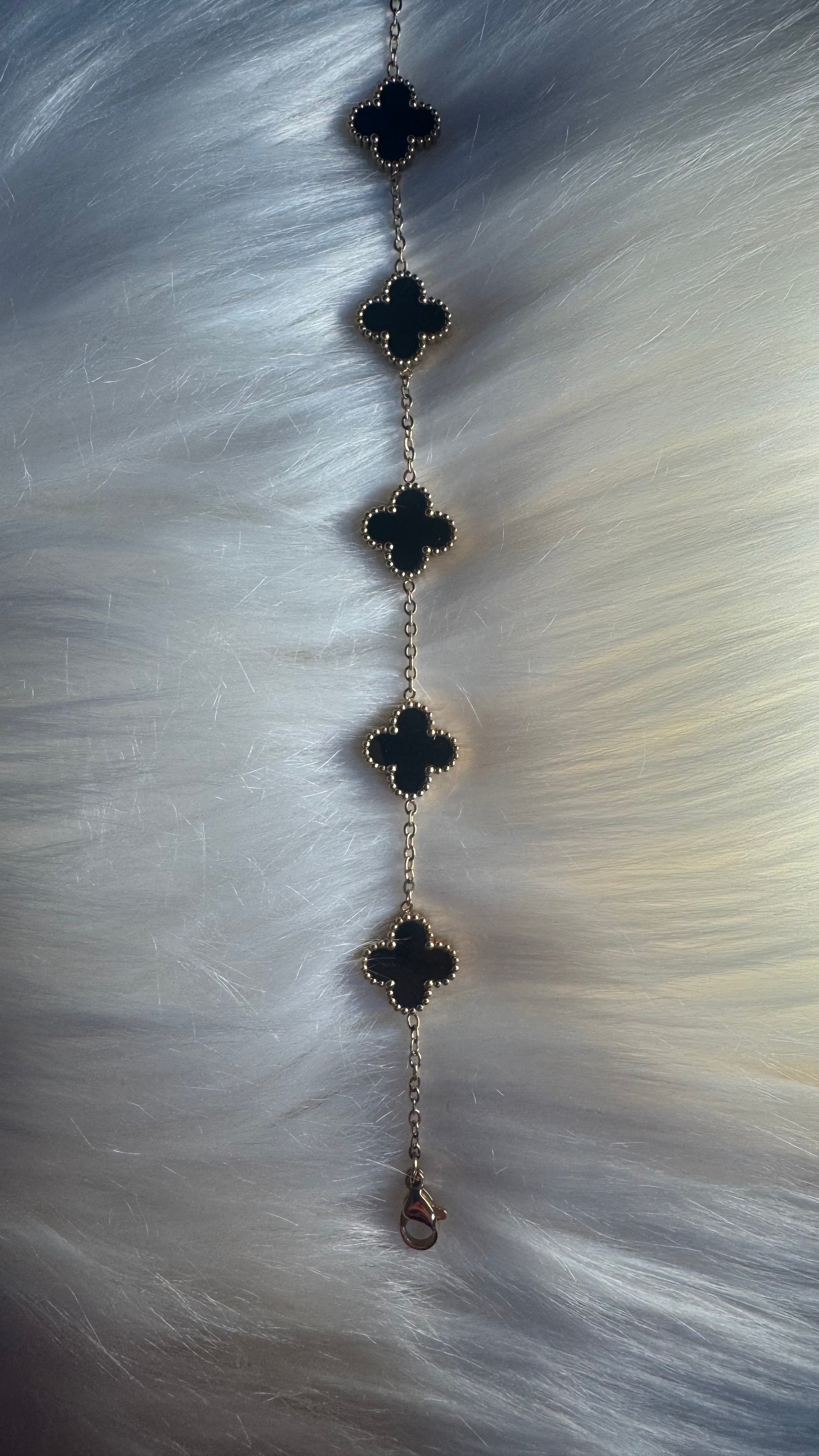 Gold/Schwarzes Armband mit Kleeblatt-Elementen