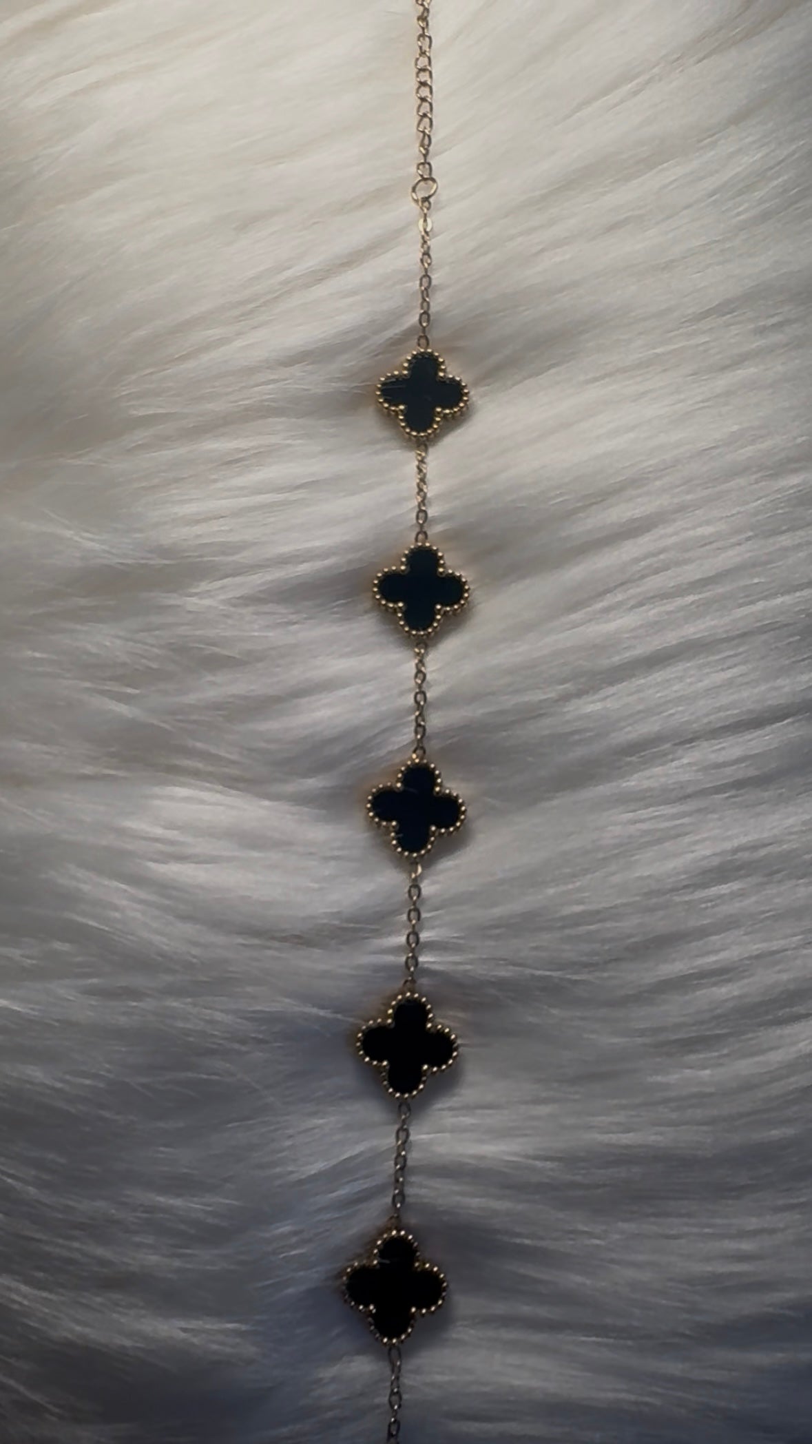 Gold/Schwarzes Armband mit Kleeblatt-Elementen