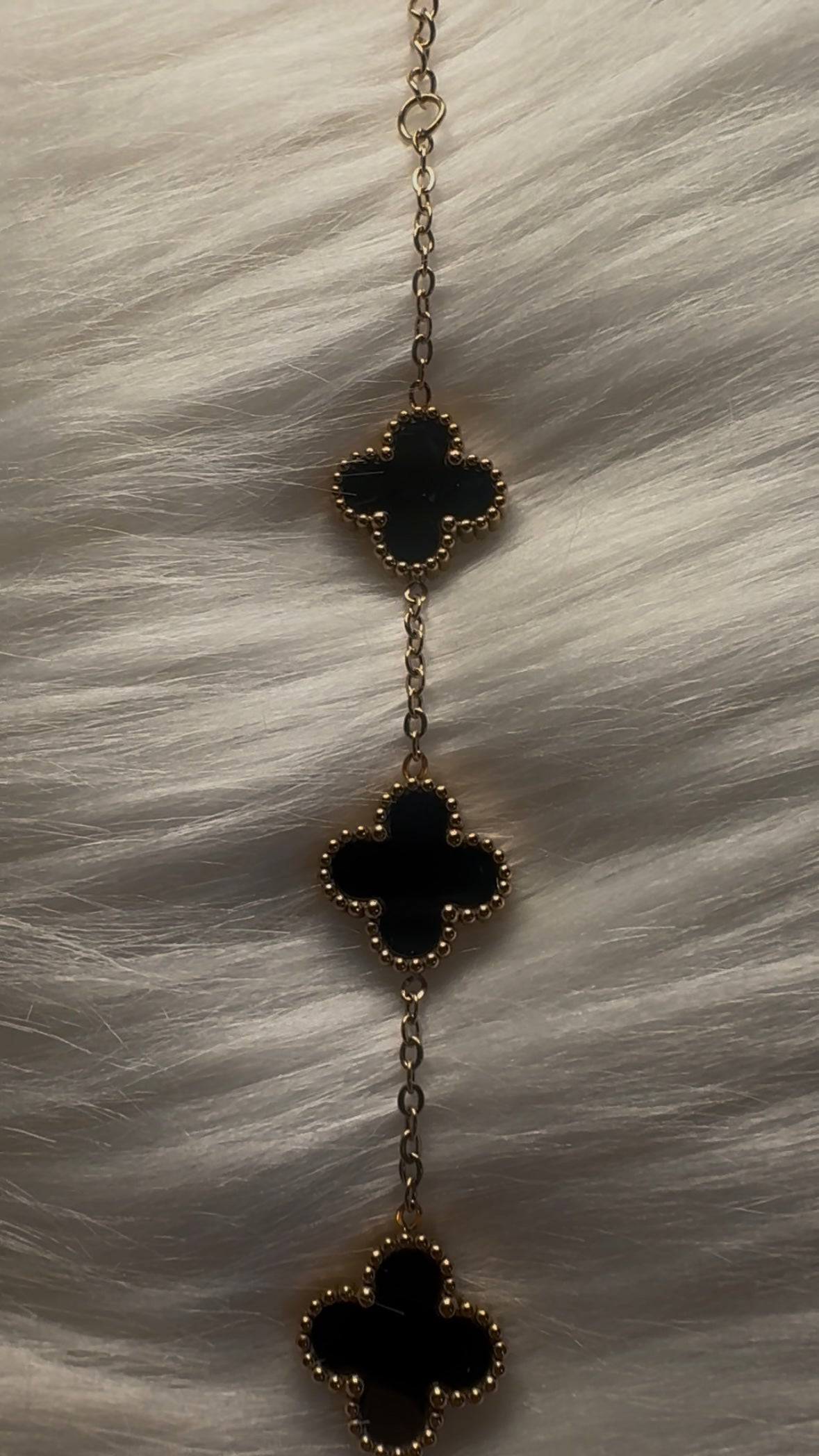 Gold/Schwarzes Armband mit Kleeblatt-Elementen