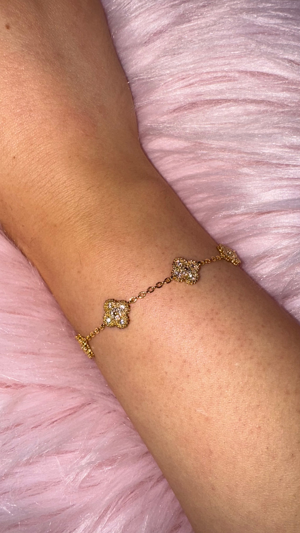 Elegantes Armband mit Kleeblatt-Elementen Gold mit Strasssteinen