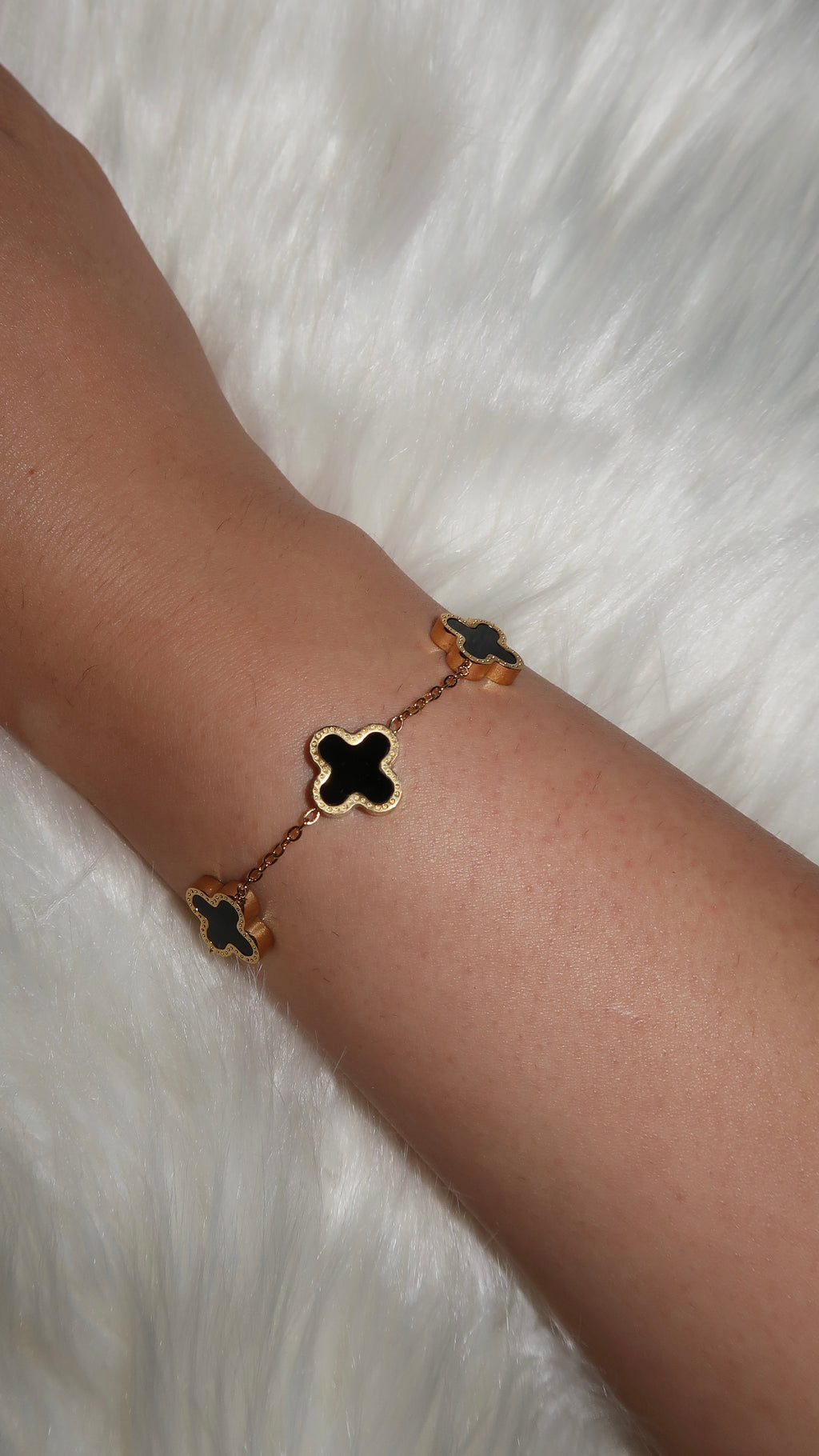 Gold/Schwarzes Armband mit Kleeblatt-Elementen