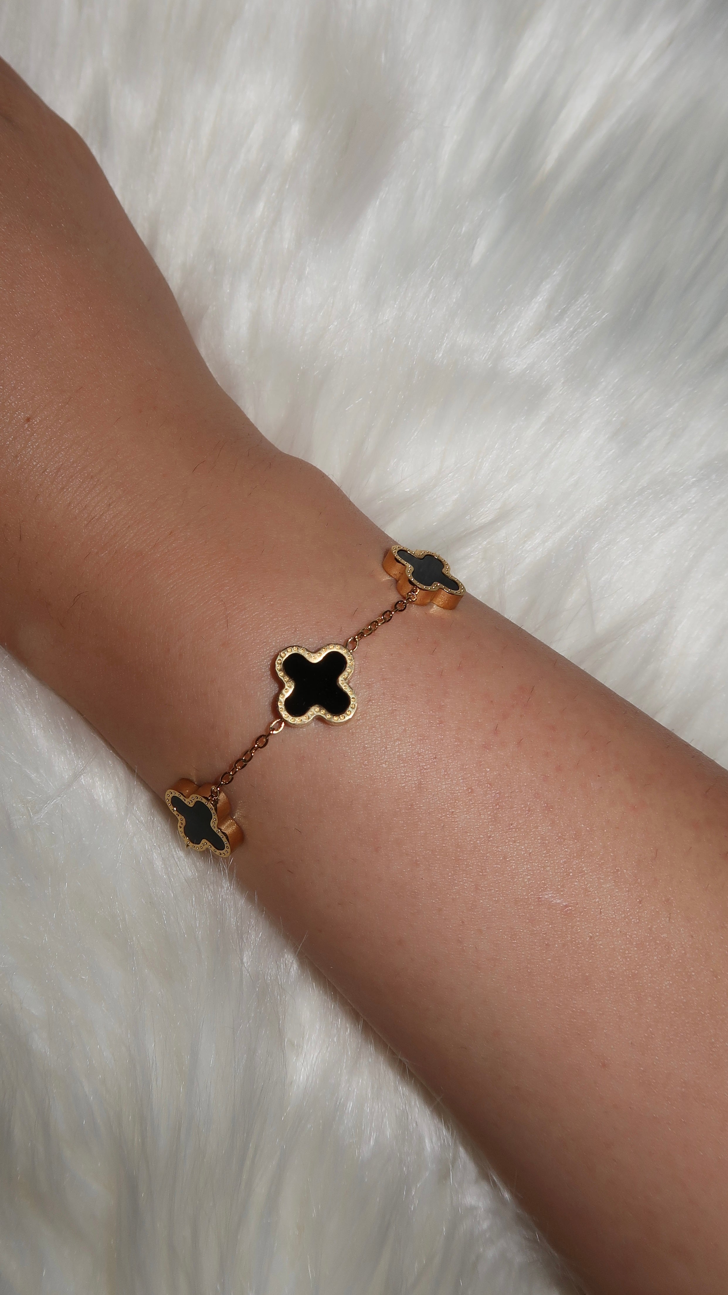 Gold/Schwarzes Armband mit Kleeblatt-Elementen