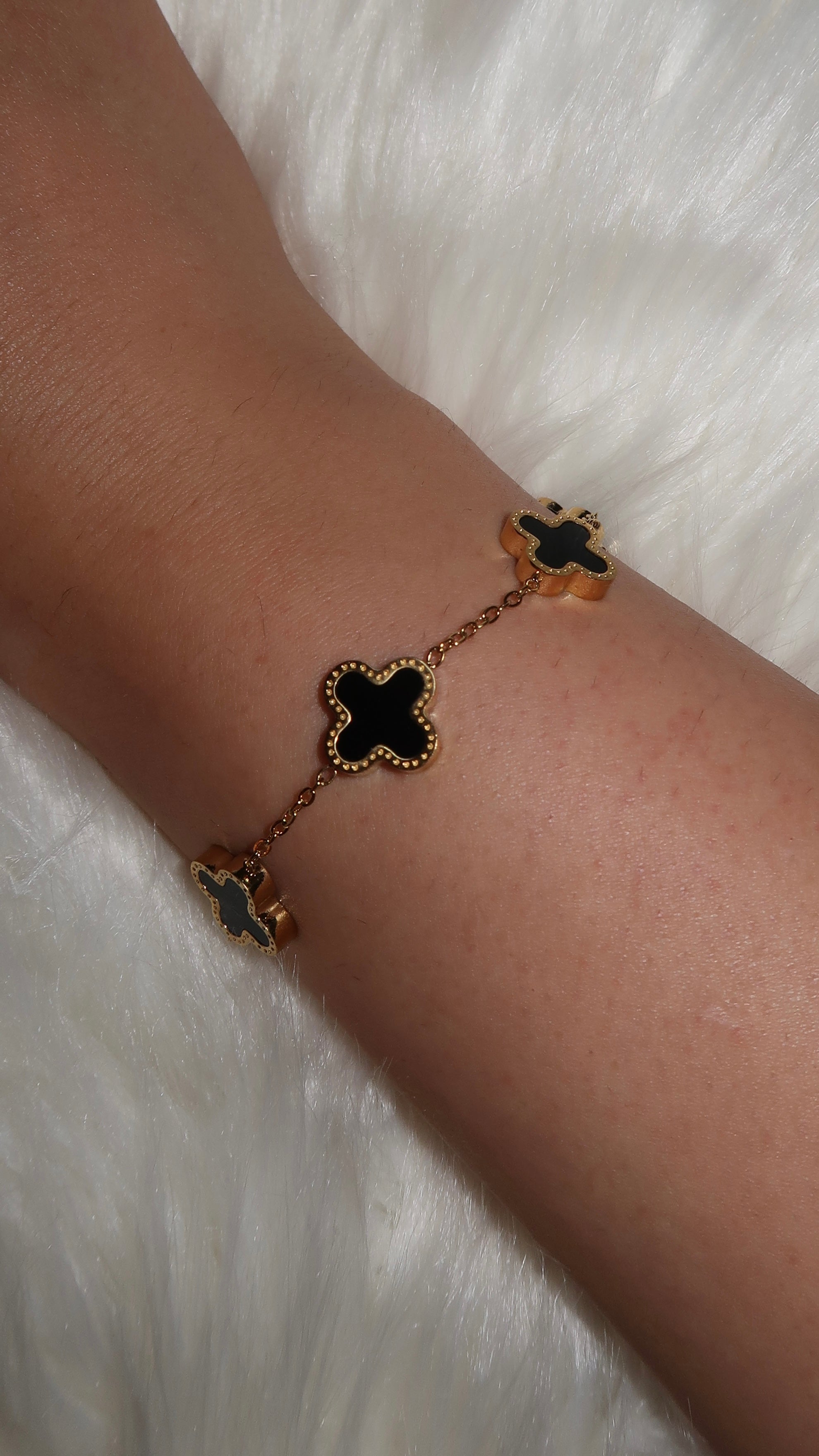 Gold/Schwarzes Armband mit Kleeblatt-Elementen