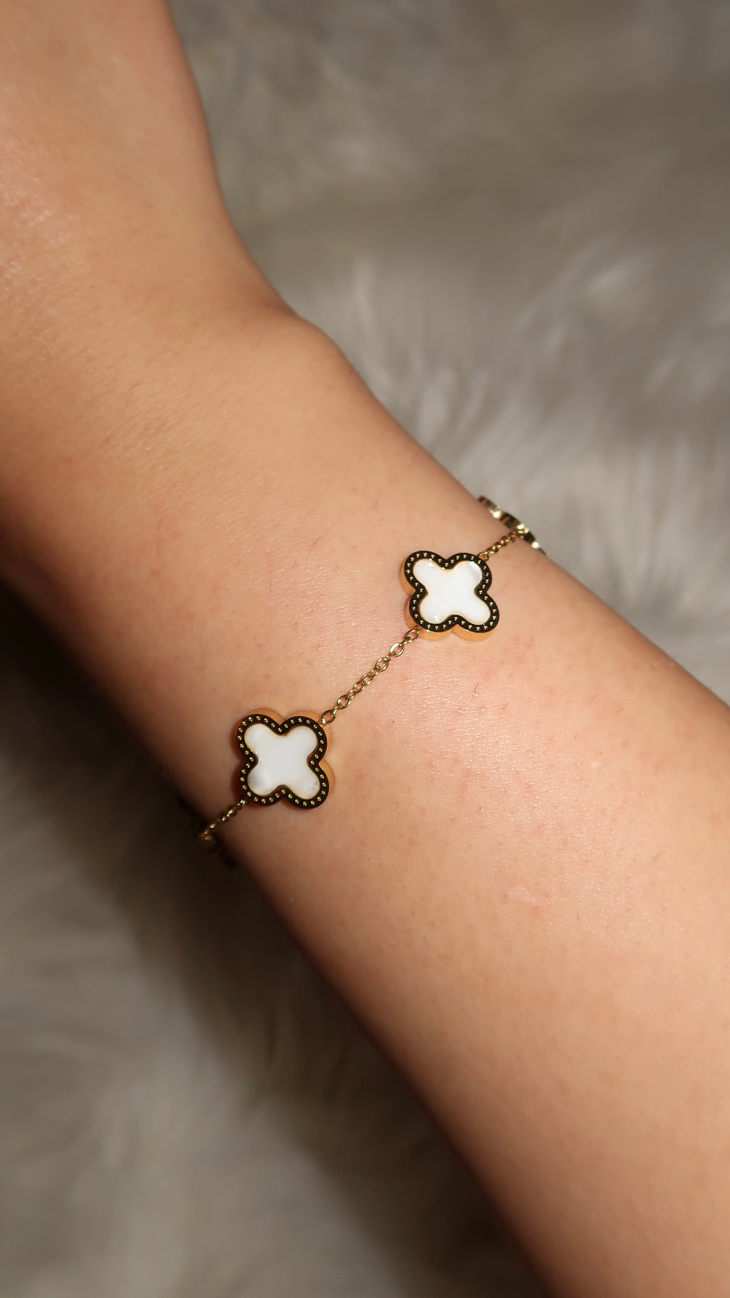Gold/weißes Armband mit Kleeblatt-Elementen