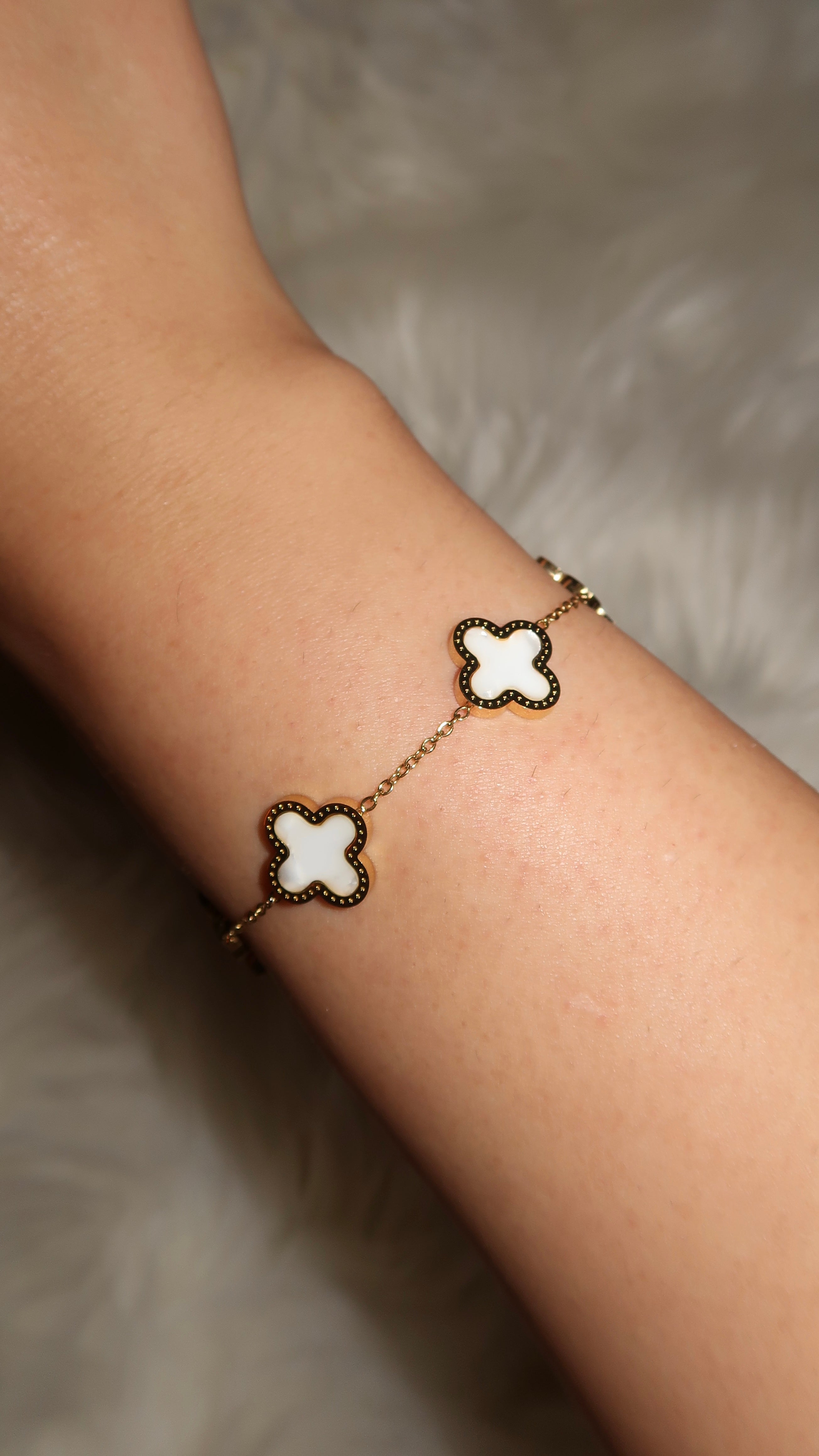 Gold/weißes Armband mit Kleeblatt-Elementen