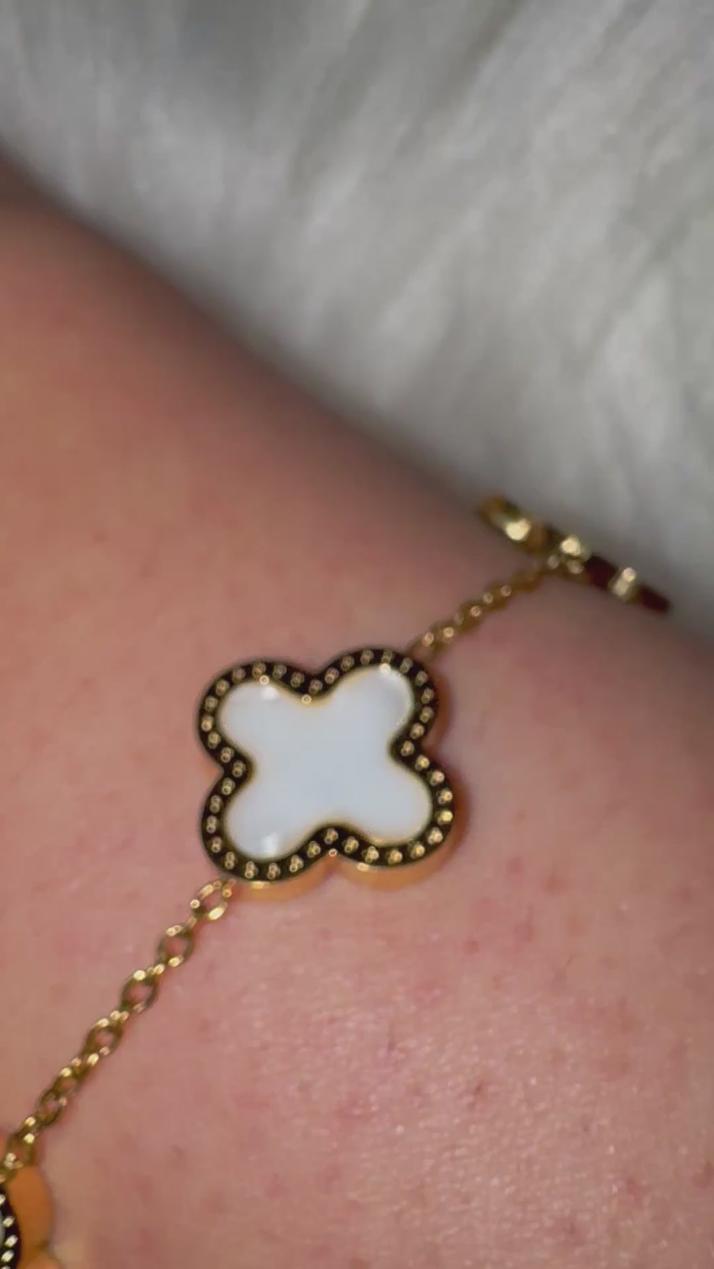Gold/weißes Armband mit Kleeblatt-Elementen