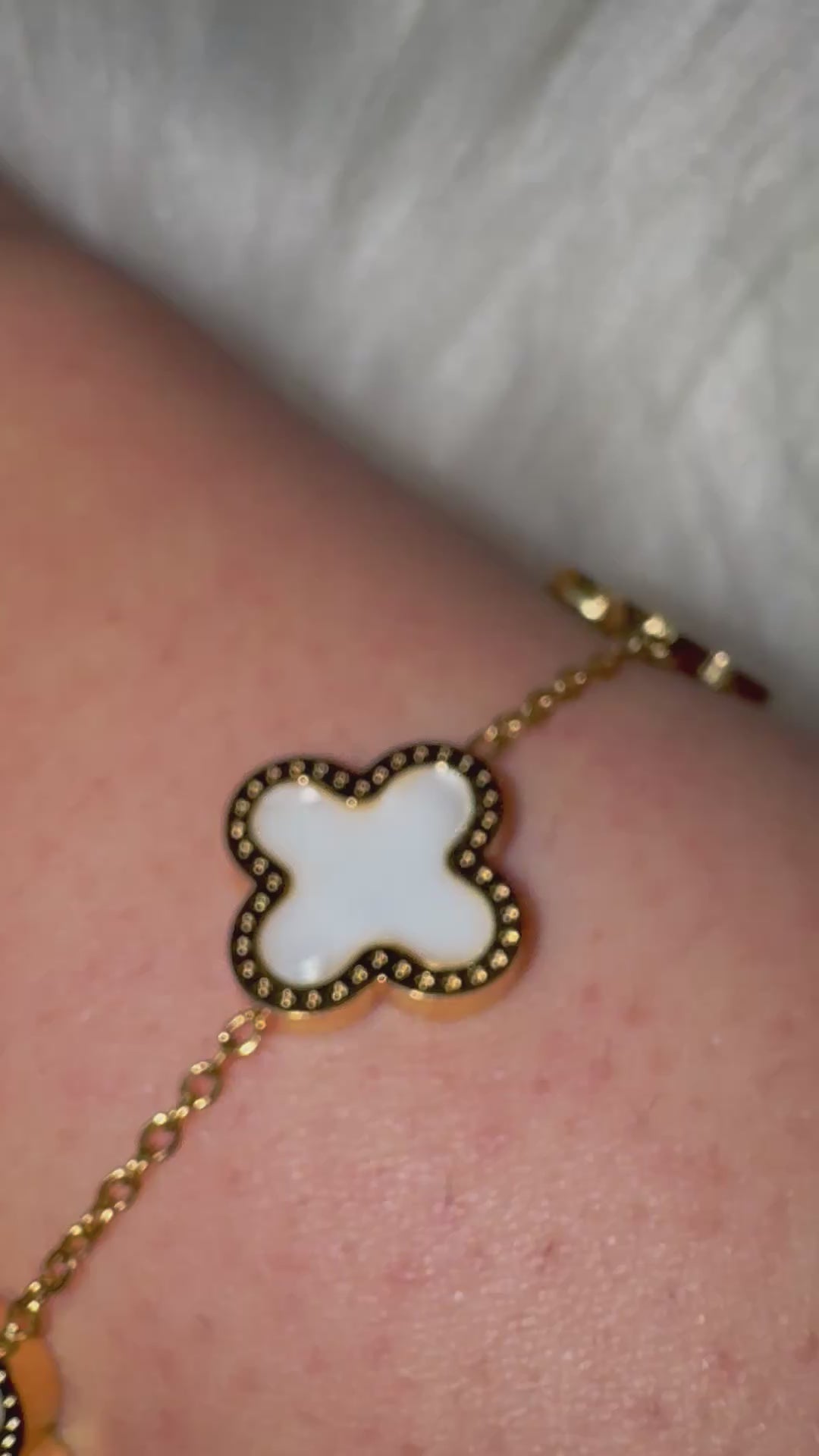 Gold/weißes Armband mit Kleeblatt-Elementen